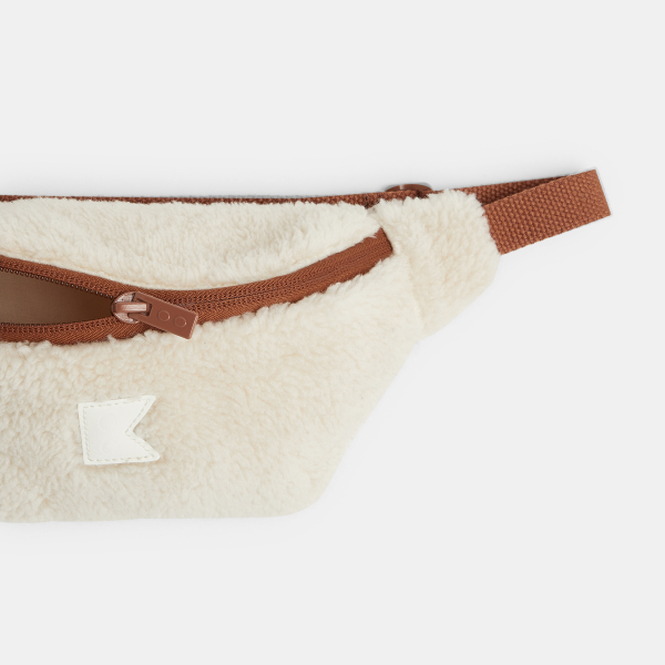 حقيبة خصر من صوف الشيربا باللون البيج الفاتح، للفتيات